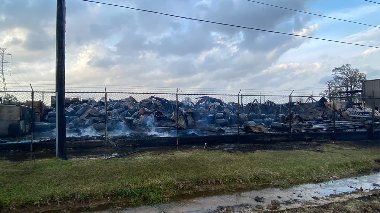Una persona es llevada al hospital tras incendio industrial  en el área de Channelview