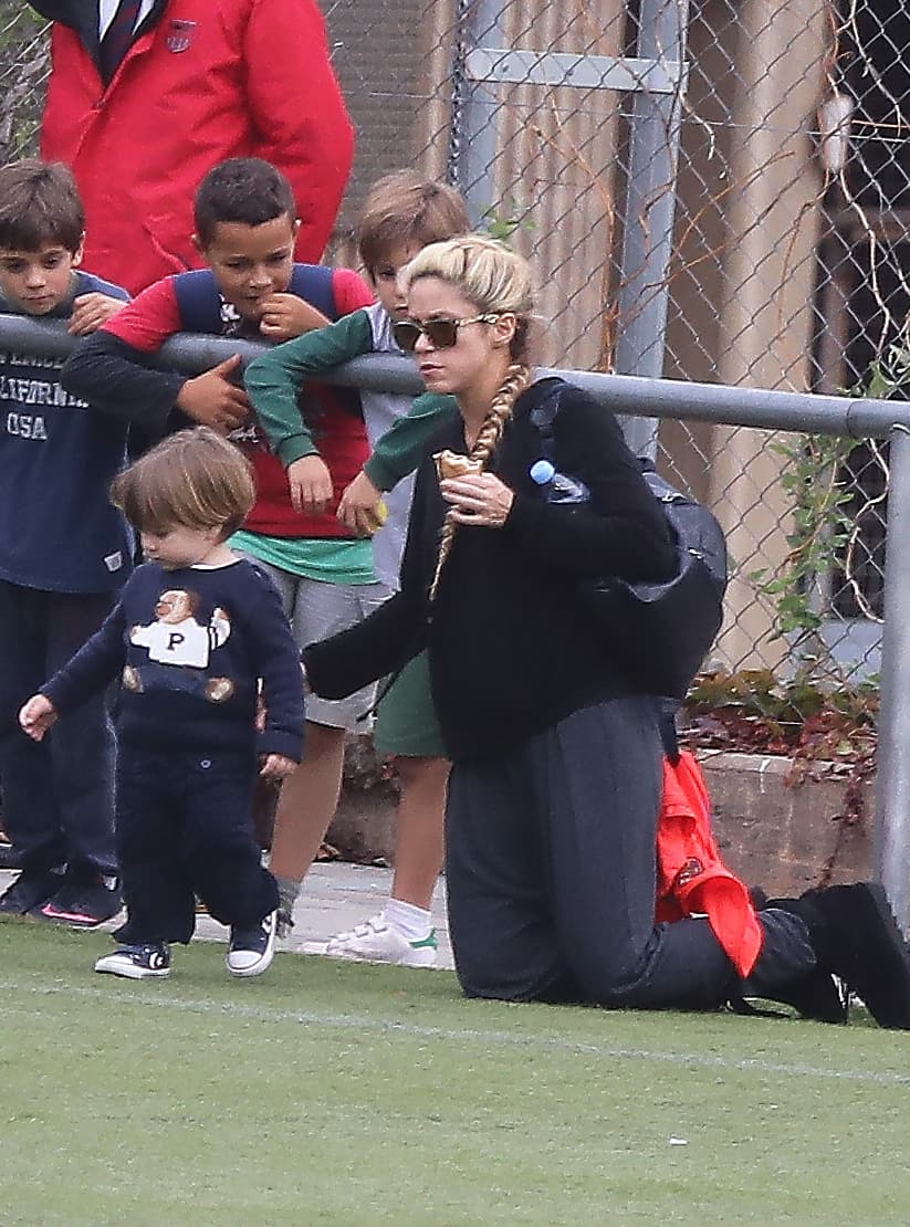 Lo ánimo a patear un balón.