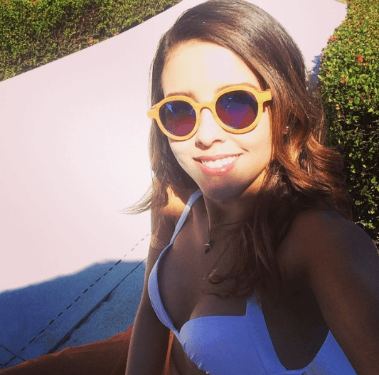 Un bikini blanco es básico para el armario de cualquier mujer y a Paulina se le ve sensacional.