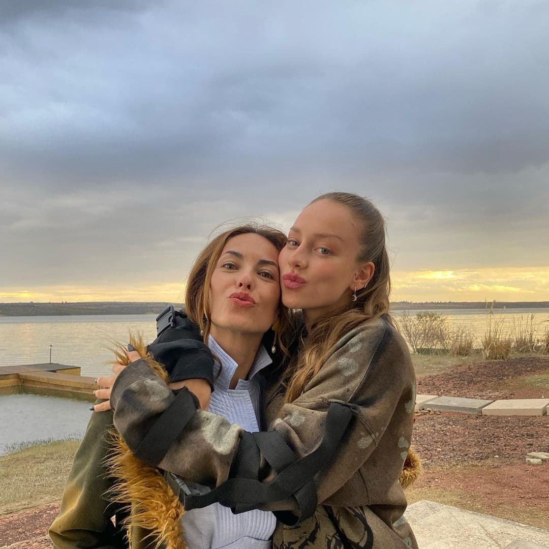 En los retratos, que juntaron más de 53 mil ‘likes’, Bárbara aparece junto a famosas como Fernanda de la Peza y la madrileña Ester Expósito.