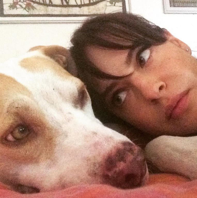 Tiene una linda perrita que tiene los ojos claros a la que adora.