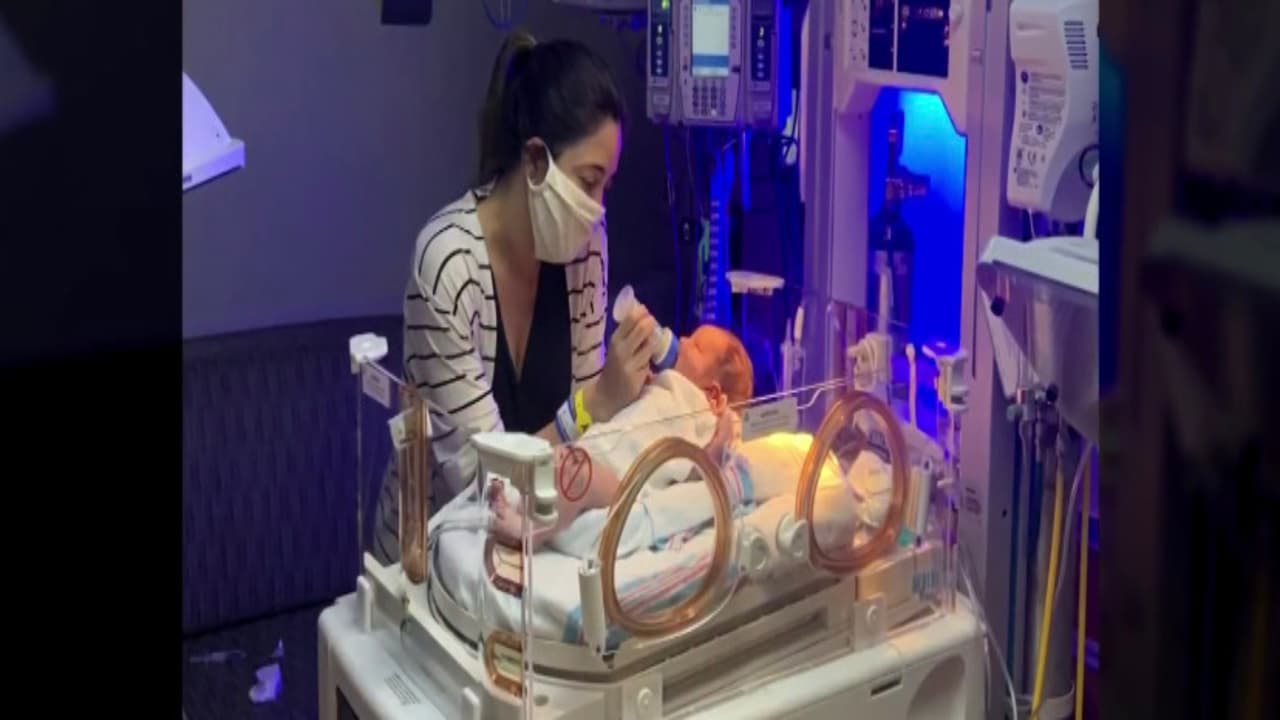 Para ella, Ford representa el amor de su vida. Por eso no se apartó de él durante esos 10 “largos” días en los que estuvo en el hospital.
<b>Fue difícil ver cuando le ponen su oxígeno, “porque uno planifica que va a ser de una manera y termina siendo de otra manera. </b>Sin embargo, agradece a Dios tenerlo sano. “Es un niño muy fuerte”, asegura.
<br>