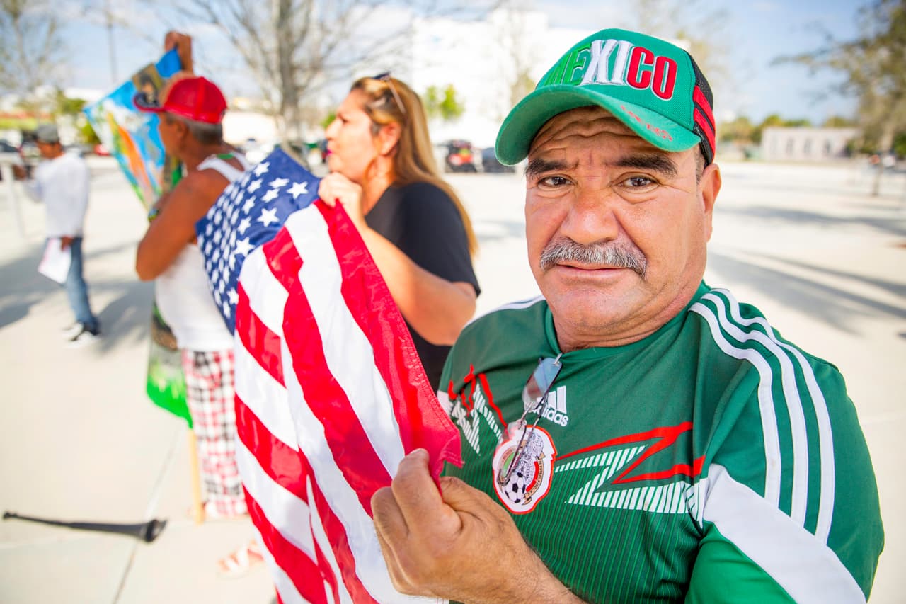 Ramiro Gamiño es un trabajador de la construcción que lleva 32 años en Homestead. Hoy ni él ni sus más de 200 compañeros fueron a trabajar. "Estoy aquí apoyando a los indocumentados porque yo también lo fui", le dice a Univision Noticias. "Nosotros venimos a trabajar a tener una vida mejor ya que en nuestros países es un poco difícil, pero nosotros no venimos ni a robar ni a ser criminales como dice él (Donald Trump). Yo quisiera ver a un gringo piscando tomate, calabaza, en la construcción trabajando de sol a sol".