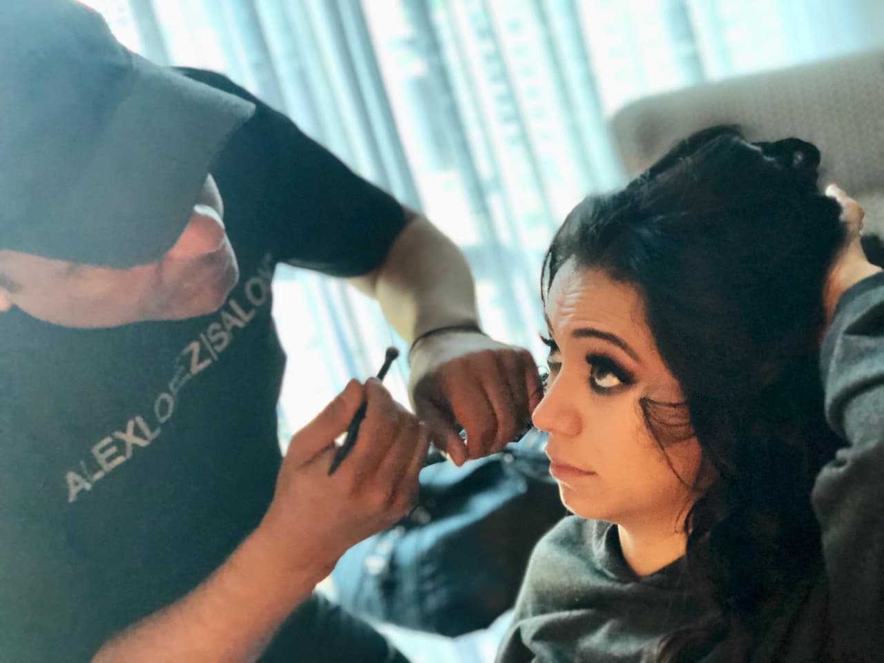 Se puso en manos de Alex Lopez, quien la dejó como una reina de belleza.