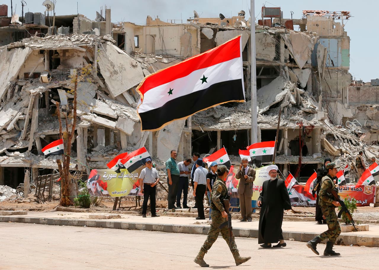 <b>Las 10 ciudades donde el costo de la vida es barato:</b>
<br>
<br>
<b>Puesto 173. Damasco (Siria)</b>
<br>
<br>
<b>Indice WCOL: 12</b>
<br>
<br>La capital de Siria, un país en una
<a href="https://www.univision.com/noticias/guerra-en-siria/las-historias-de-los-ninos-sobrevivientes-de-la-guerra-en-siria-fotos-fotos"><u>larga y cruenta guerra civil</u></a>, ha conservado fácilmente su lugar como la ciudad más barata del mundo para vivir, según el estudio ‘El Costo de la Vida Mundial’, realizado por
<a href="https://www.eiu.com/n/"><u>Economist Intelligence Unit</u></a> (EUI, por sus siglas en inglés).
<br>
<br>En un año dominado por las consecuencias de la pandemia, Damasco fue clasificada como la más barata en siete de las diez categorías de precios, y estuvo entre las de menor costo en las tres categorías restantes.
<br>
<br>
<a href="https://www.univision.com/noticias/salud/omicron-variante-coronavirus-en-eeuu"><u>Vea aquí nuestra cobertura de la nueva variante del coronavirus ómicron</u></a>
<br>
<br>
<br>