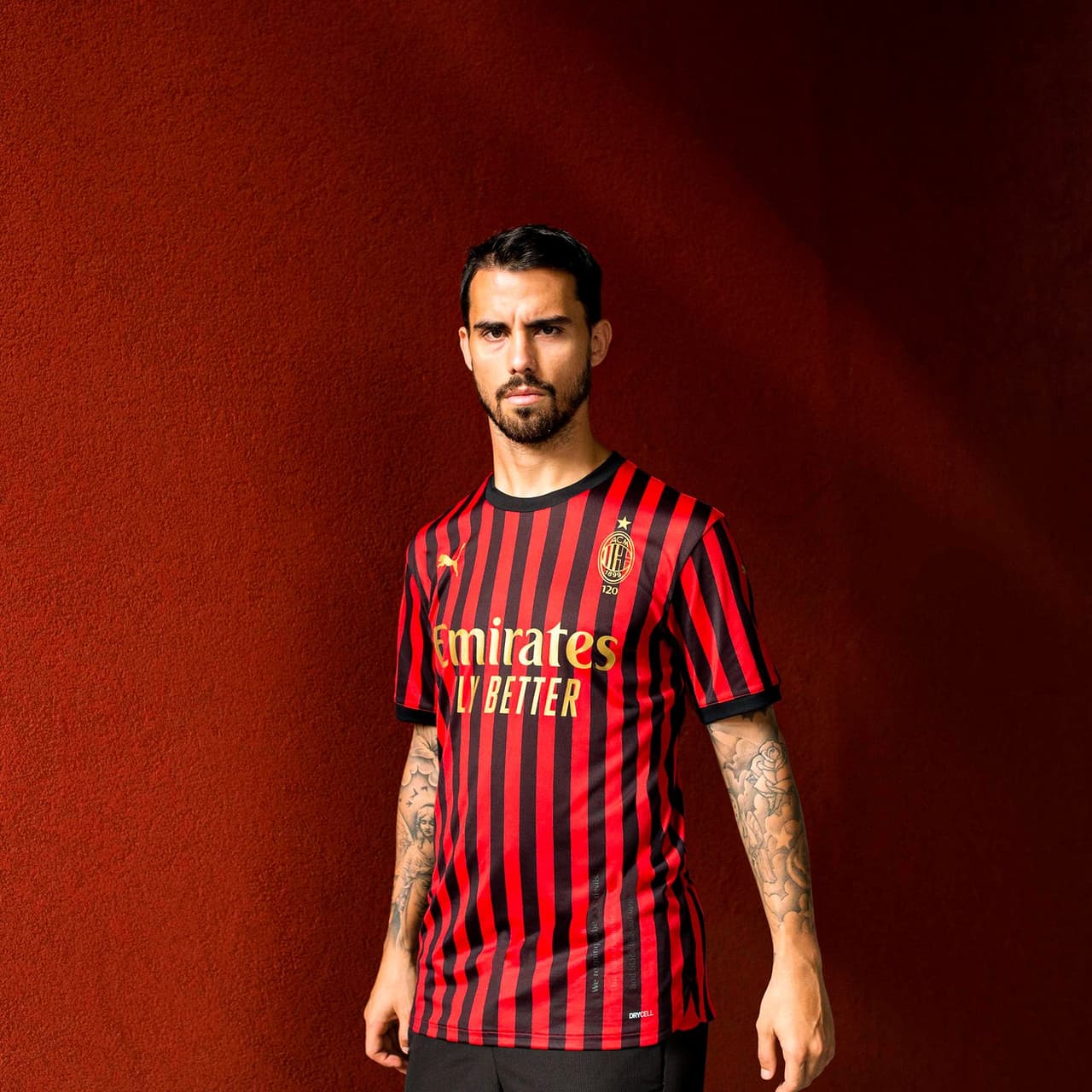 La playera conmemorativa sale hoy a la venta y está limitada a 1,899 playeras enumeradas individualmente y presentadas en un empaque especial. También hay una amplia colección de playeras, chamarras, gorras, bufandas y hasta un balón de futbol.