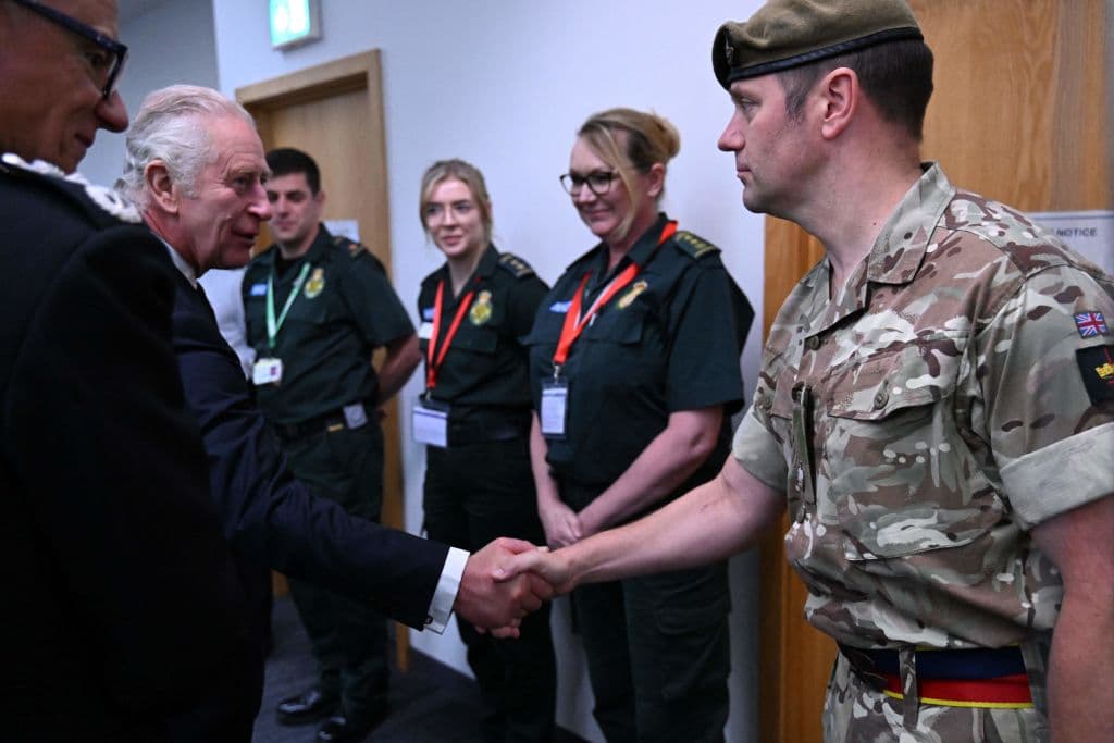 El rey Carlos III también se acercó a saludar a trabajadores del Servicio de Emergencia para agredecerles todo su trabajo estos días y hasta el funeral de la reina Isabel III. En los últimos días, los servicios de ambulancias de Londres tuvieron que atender a al menos 435 personas en la cola situada a orillas del Támesis y sus alrededores, en la mayoría de los casos por desmayos.