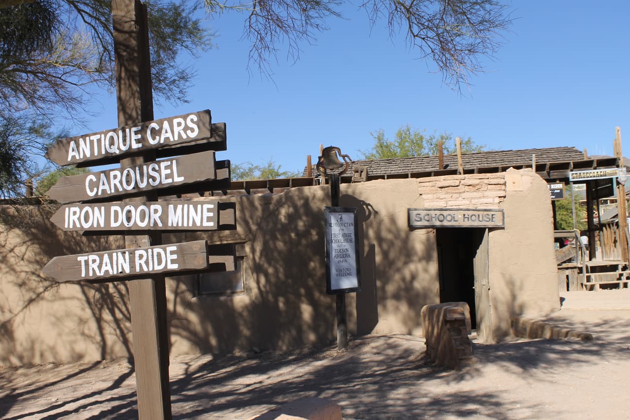 Una escuela construída en adobe forma parte del poblado Old Tucson.