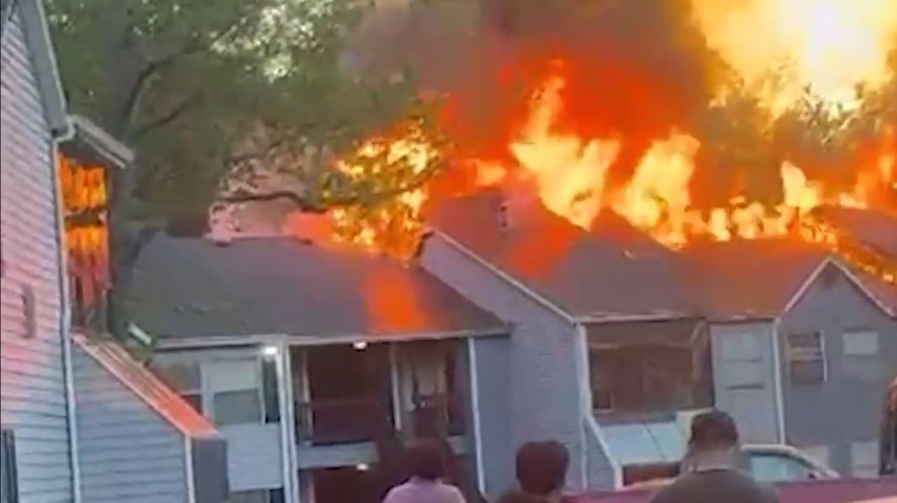 Fuego devasta apartamentos en Roswell: familias lo pierden todo y salvan mascotas