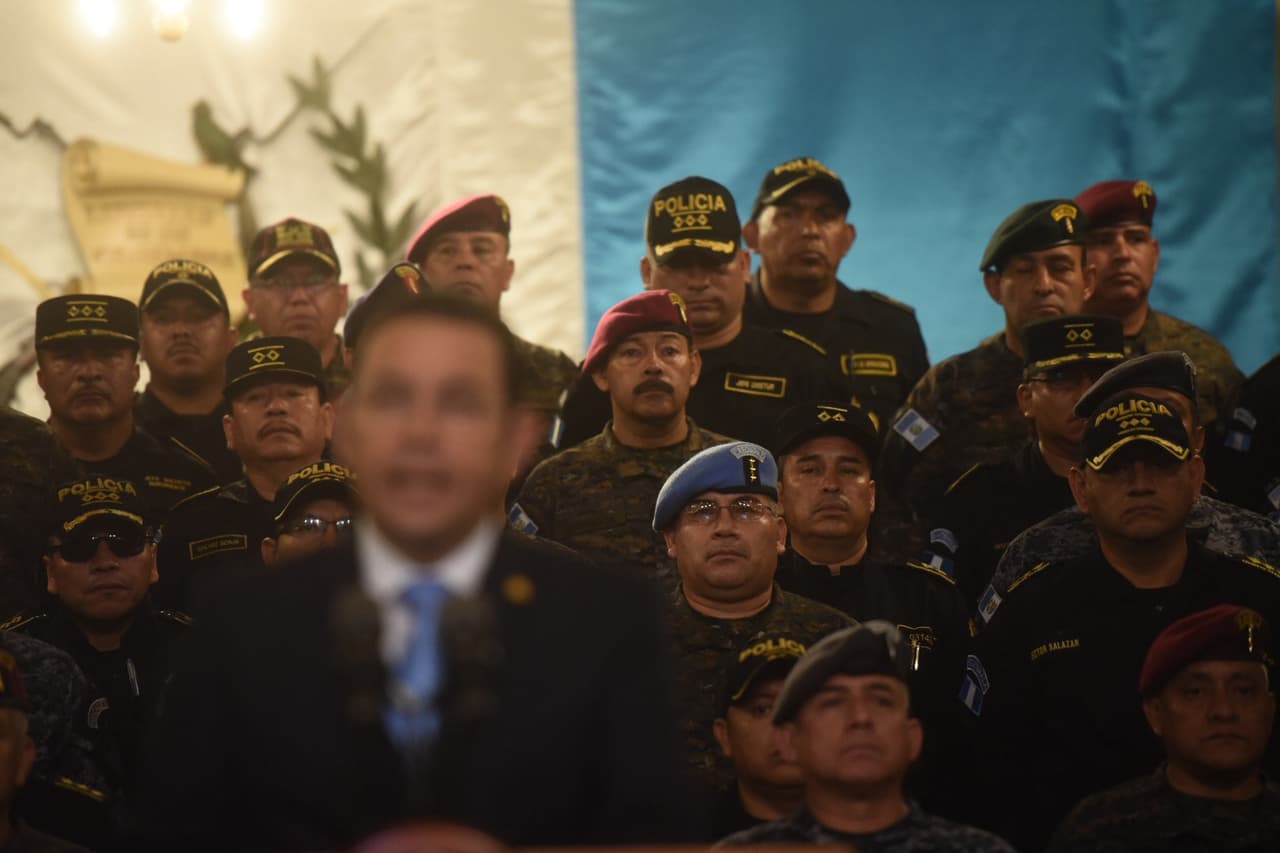 Morales se rodeó de policías y militares para hacer el anuncio del fin del mandato de la Cicig.