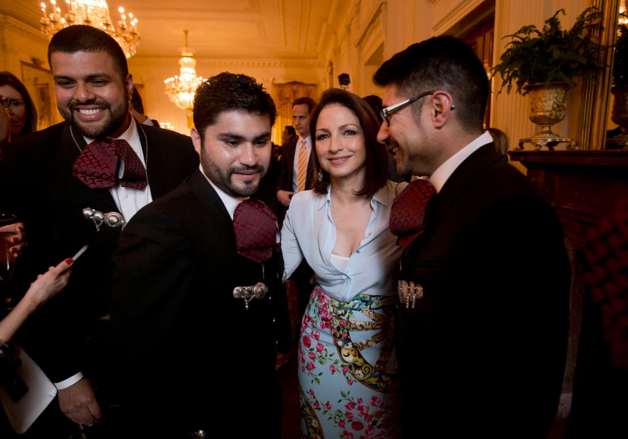 La cantante Gloria Estefan junto a integrantes de la banda de mariachis Los Gallos, en la celebración del 5 de mayo de 2014.