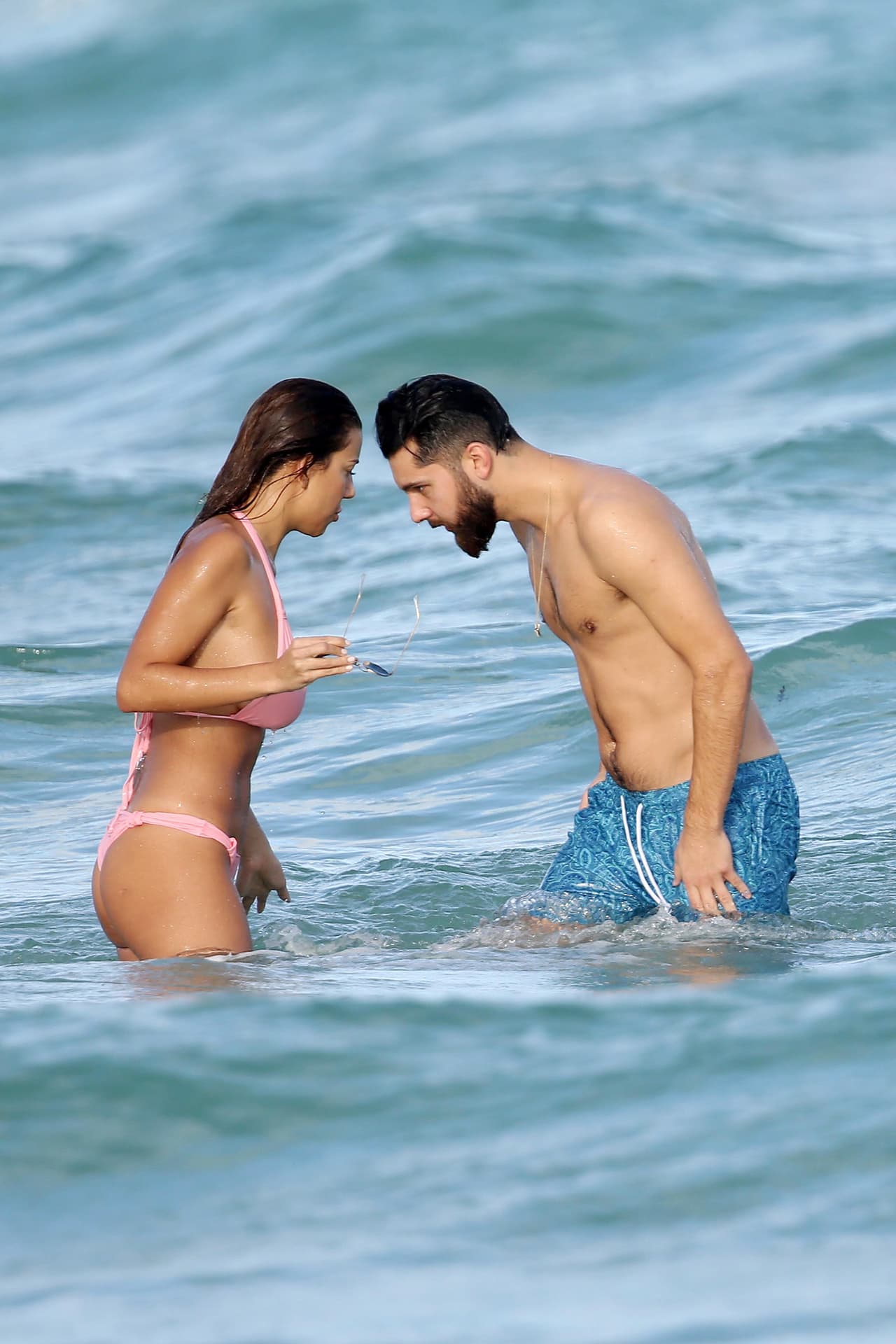 Los dos bromearon en el mar.