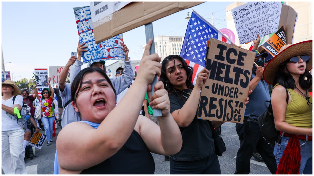 Hijos de migrantes salen a las calles de Los Angeles a manifestarse por los derechos de sus papás
