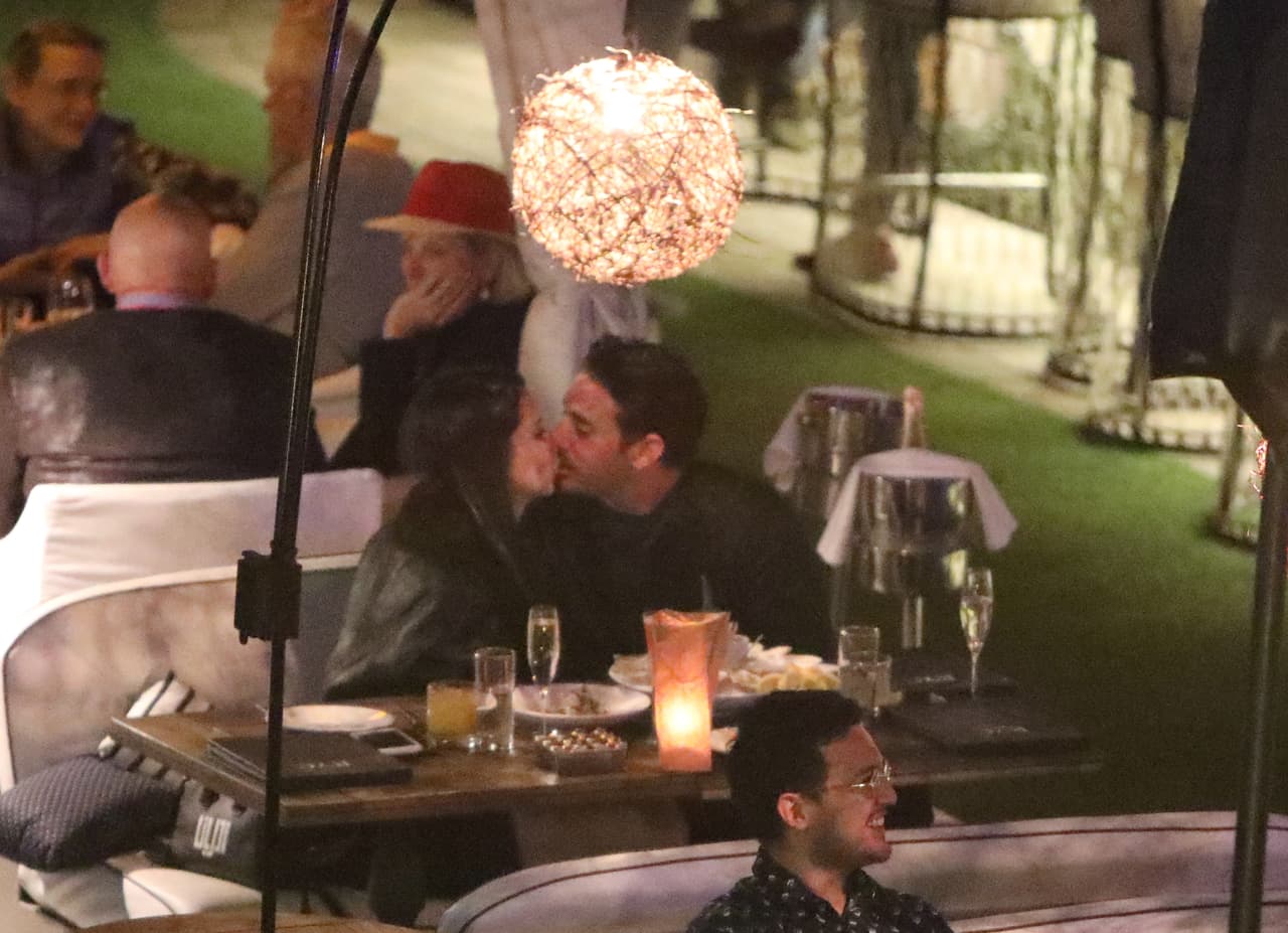 Adriana Lima rompió con el receptor de New England Patriots Julian Edelman hace sólo una semana. Sin embargo, se le vio besándose en un restaurante con el chico malo de los muchachos de Nueva York Mitch, Matt Harvey. Estas son las primeras fotos de la nueva pareja. La pareja llegó en yate y cenaron y tomaron champán por horas en el River Yacht Club el 15 de marzo de 2017, en Miami, Florida.