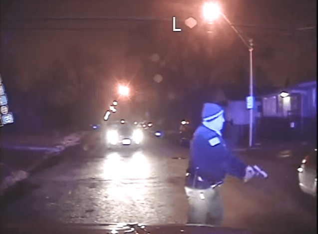 Un policía de Chicago enfrenta cargos por tirotear a tres afroestadounidenses en el 2013