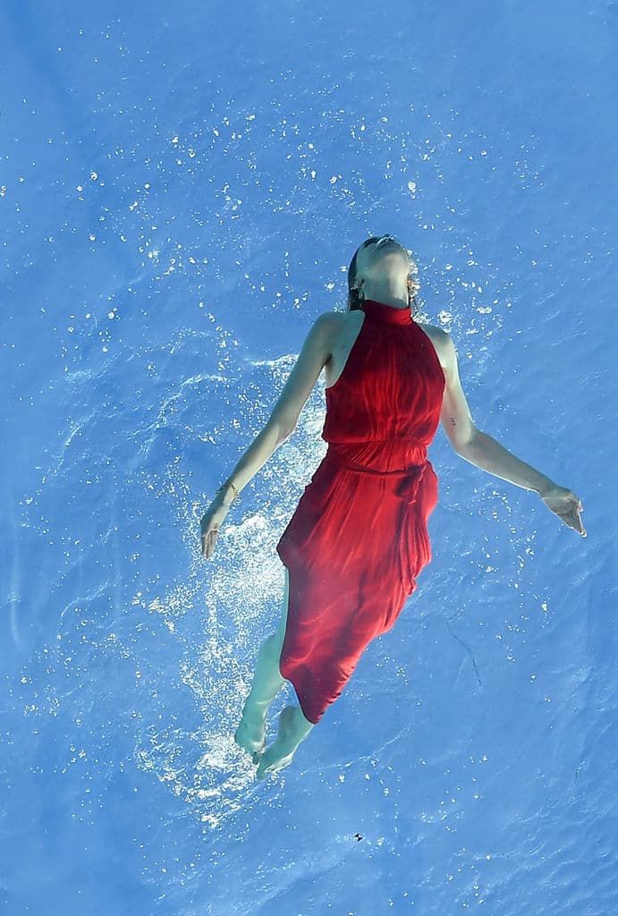 En la imagen, se ve a una modelo nadar en la 'Sky Pool' que cuenta con paredes de
<b> 7.8 pulgadas de espesor</b> para soportar el peso de 50 toneladas de acrílico y agua que contiene.