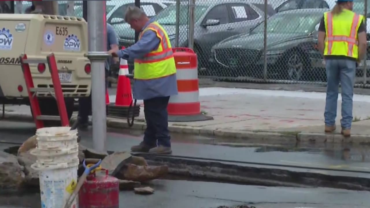 Rotura de tubería abre un socavón en Yonkers que causa cierre de calles y caos en el tráfico