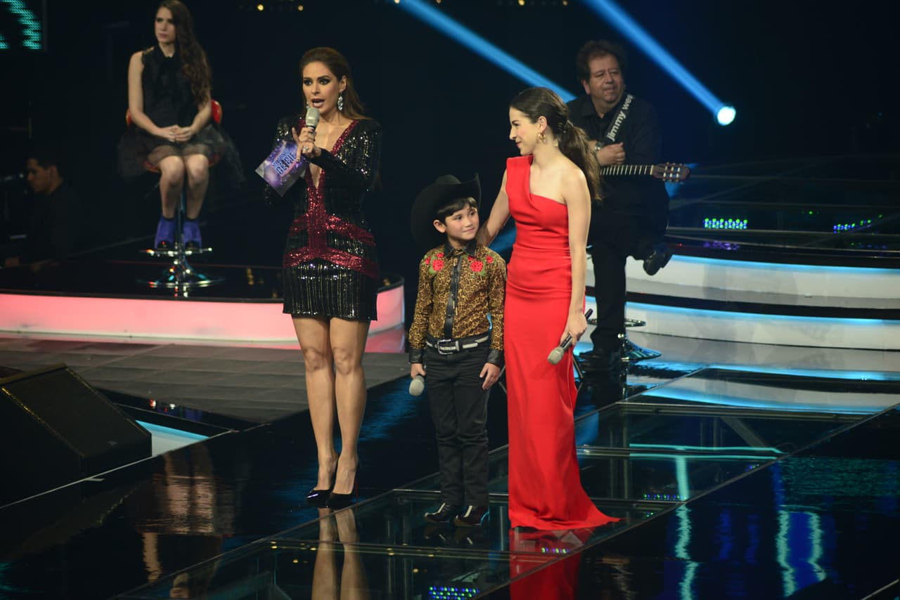 Esta ocasión los capitanes tuvieron que cantar con los papás y en la segunda etapa los hijos lo hicieron de manera individual para poder elevar la puntuación. Hubo doble eliminación y los Valdés dijeron adiós. Paty Cantú pasó por lo mismo que María León y sus dos familias se enfrentaron, quedando fuera los Tijerina.