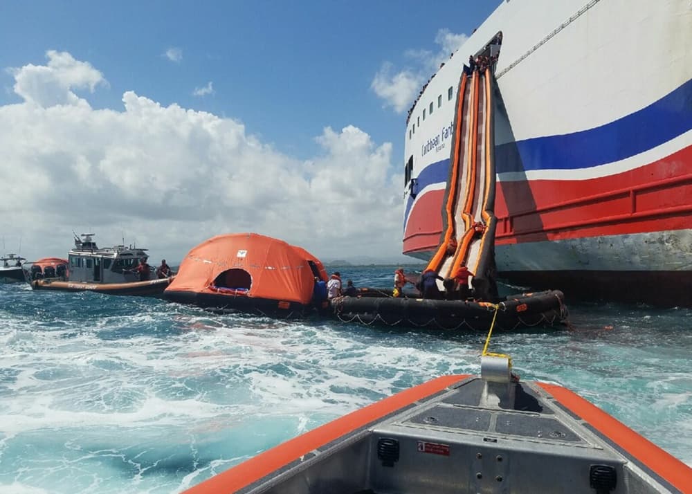 Desde tempranas horas de la mañana cientos de oficiales entre estos rescate, FURA, el cuerpo de Bomberos, la Policía de Puerto Rico, los Guarda Costas entre otros se movilizaron para atender la situación del ferry incendiado y sacar los 512 pasajeros y tripulantes abordo.