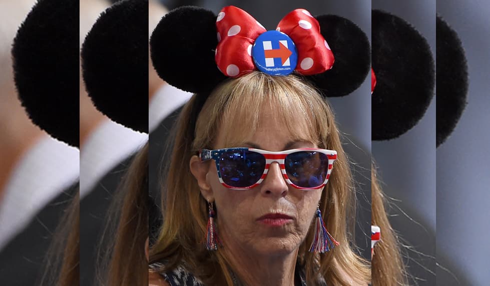 Entre más mejor, está fue la regla que siguió esta mujer quien decidió mostrar su total apoyo a la candidata a través de sus accesorios. Orejas de Minnie Mouse, el prendedor con el logotipo de la candidata, lentes con la bandera de Estados Unidos y aretes con tiras azul, rojo y blanco complementaron su look a la perfección -y sin el más mínimo asomo de discreción.