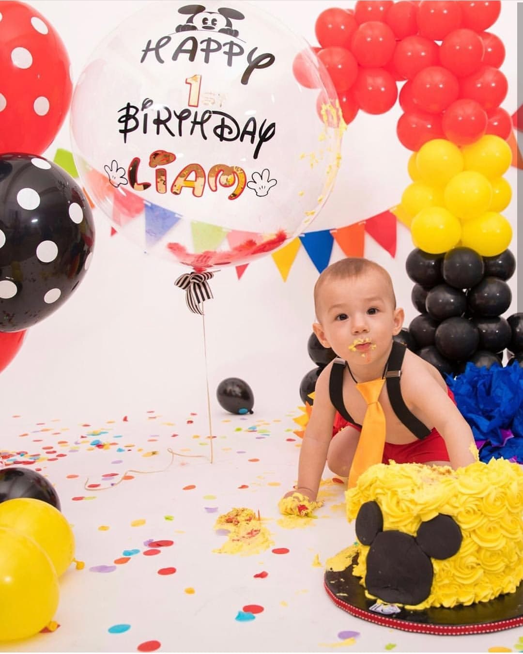 El pequeño galán hundió sus manitas en el pastel a la primera oportunidad.