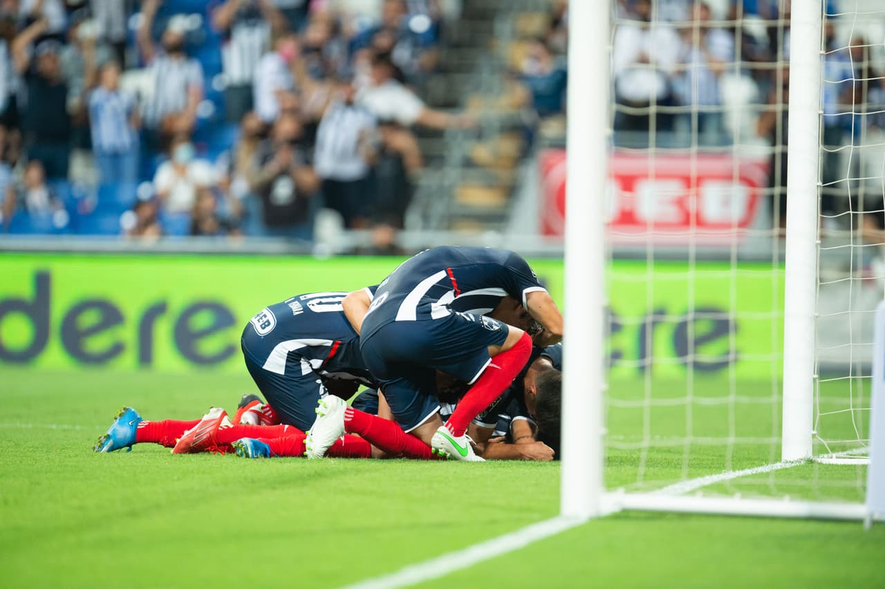 Maxi Meza quedó tendido en el pasto por un golpe de Anthony Silva en la salida.