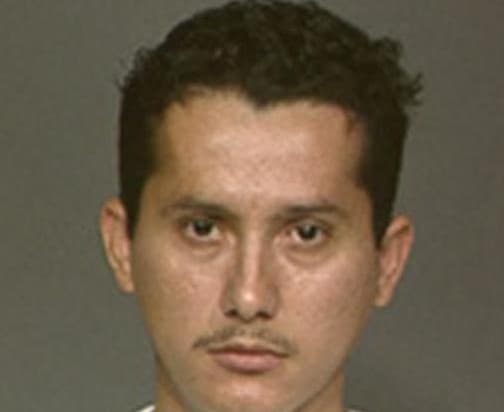 <b>El FBI cree que Flores ha regresado a Honduras.</b> La agencia dice que tiene cicatrices en su frente y en su mejilla derecha. 
<br>
<br>
<a href="https://www.fbi.gov/wanted/topten/alexis-flores" target="_blank">Se ofrece una recompensa de hasta 100,000 dólares</a> por información que conduzca a su captura.