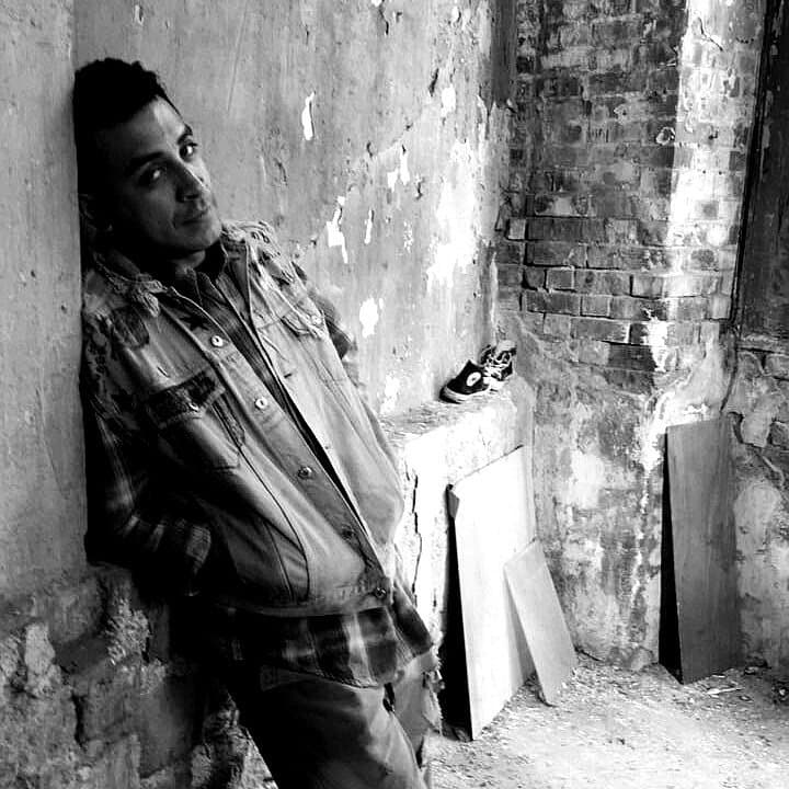 Nació el 27 de septiembre de 1982 en la Ciudad de México. Fue en la secundaria cuando le interesó la actuación y tuvo la oportunidad de hacer su primer casting.