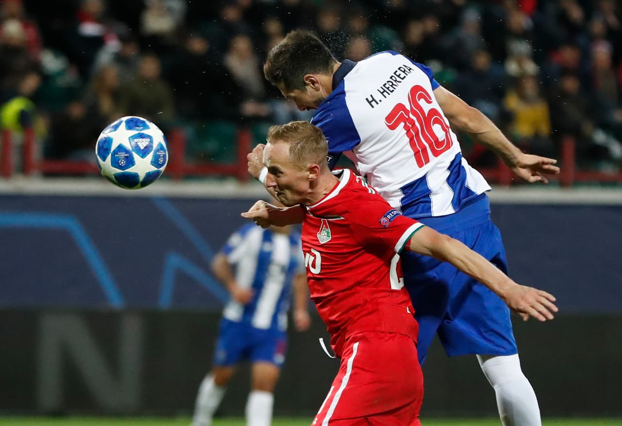 Con este potente y colocado testarazo, Herrera puso el 2-0 para su equipo a los 35 minutos, un gol que le ayudó a abrir la brecha a los lusitanos.