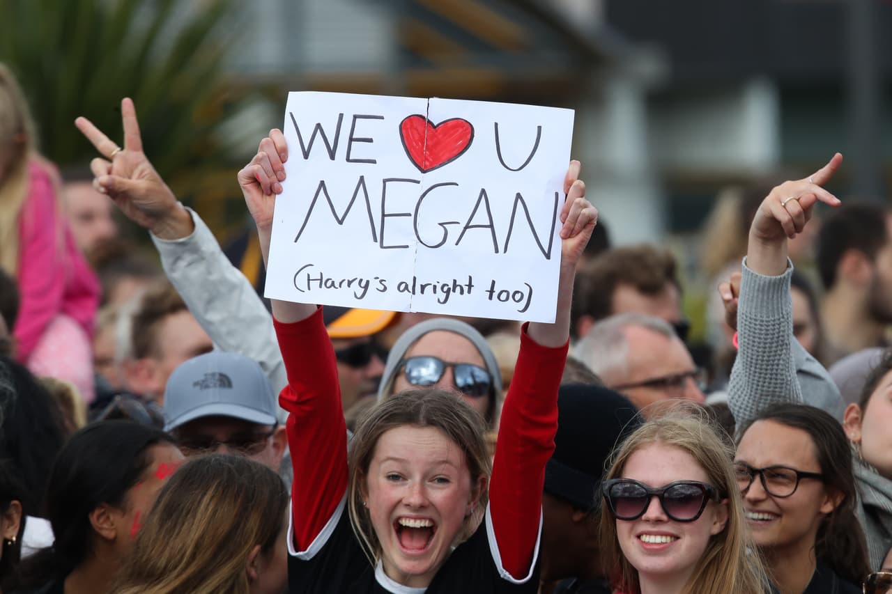 La chica se mostró muy sonriente durante la espera, en la que posó para los fotógrafos que siguen el viaje oficial de los duques de Sussex.