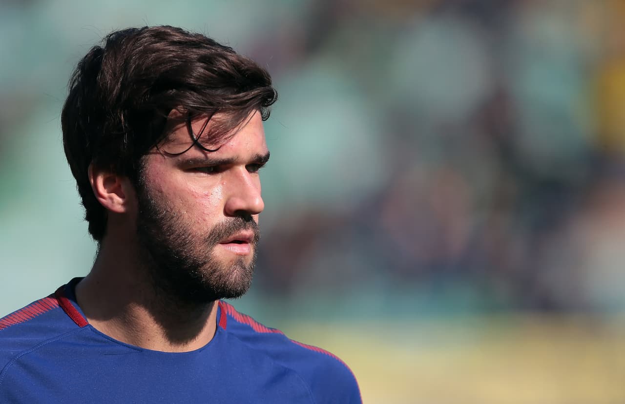 Un nuevo escándalo sexual de Alisson sería el motivo de su pifia ante el Leicester