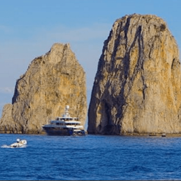 Pasar tiempo a nivel del mar, siempre está en la lista de cosas que la pareja suele hacer en familia. Todo sea por aprovechar la embarcación con la que cuentan.
