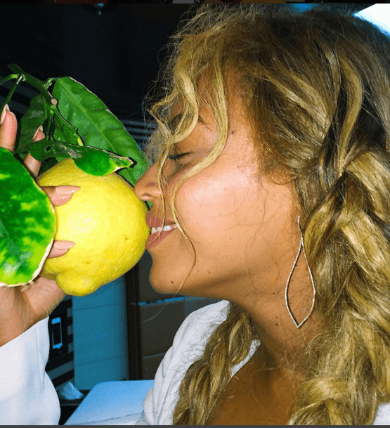 La cantante disfruta comer bien y conocer lugares exóticos en los que tiene la oportunidad de consentir a su paladar con sabores diferentes.
