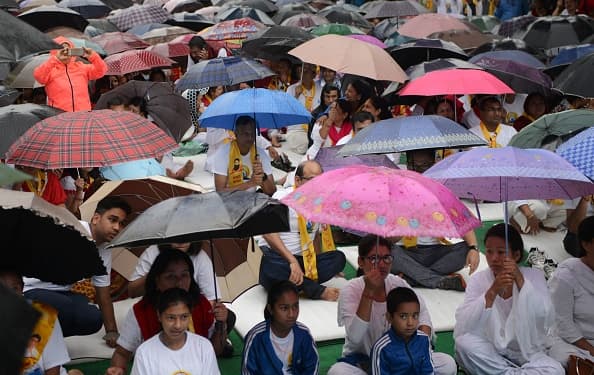 La lluvia no fue impedimento para que se celebrara el Día Internacional del Yoga en Kathmandu, Nepal.