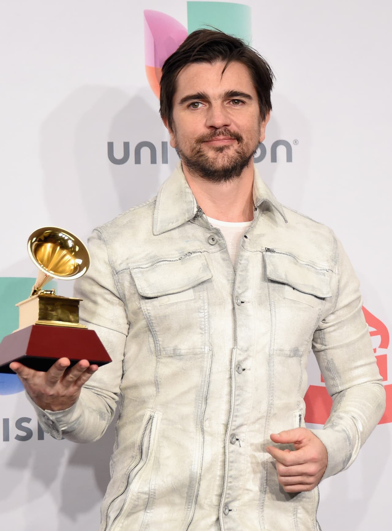 En 2014, Juanes apostó por una propuesta más relajada en su look, vistiendo una camiseta simple de tono claro y una combinación de mezclilla. Esa noche el colombiano sólo se llevó un premio, aunque fue de los más importantes: Mejor Álbum Pop/Rock - ‘Loco de amor’.