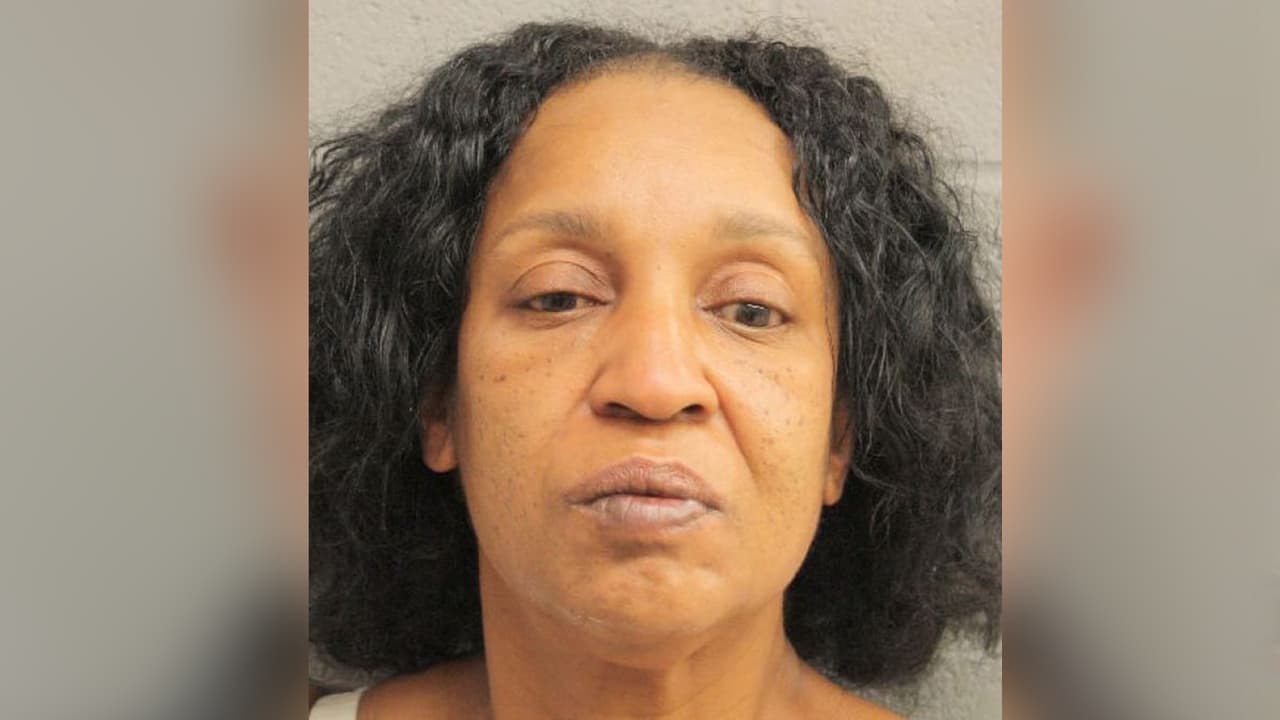 Cheryl Lynette Dunnell, fue arrestada por DUI y resistirse al arresto.