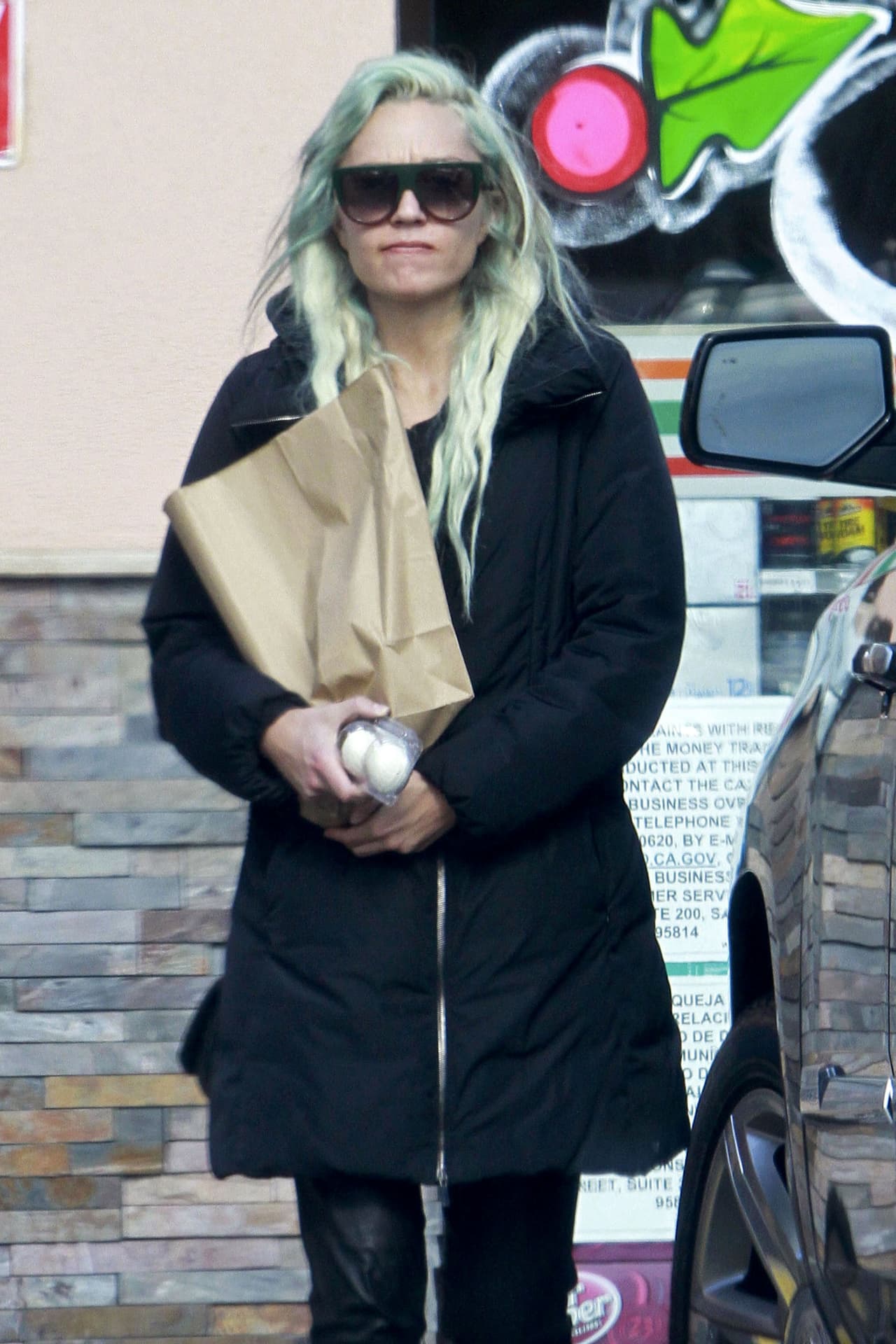 En 2014 la ingresaron a un centro de rehabilitación en Los Ángeles por provocar un incendio en la puerta de un desconocido. 
<br>