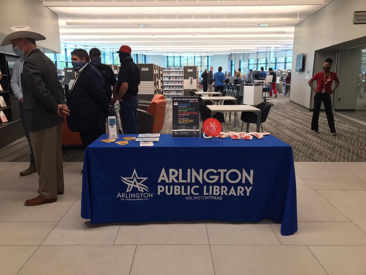 El Centro de Recreación y Biblioteca están ubicados en el 1817 New York Avenue en Arlington.