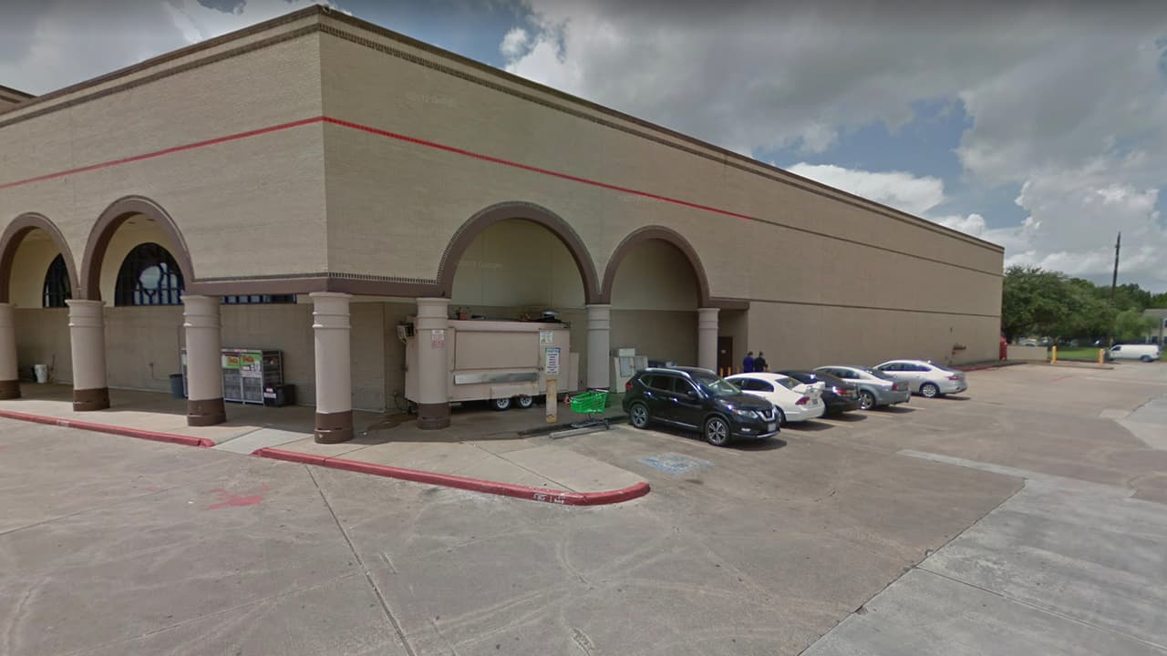 <a href="https://www.yelp.com/search?find_desc=Jose%27s%20Roasted%20Corn&find_loc=Houston%2C%20TX&l=g%3A-95.3727436066%2C29.751859348%2C-95.3471660614%2C29.7742118708" target="_blank">Con cinco estrellas en Yelp</a>, Jose's Roasted Corn están en la 8320 de la W Fm 1960. Algunos usuarios lo calificaron como "el mejor de la ciudad".