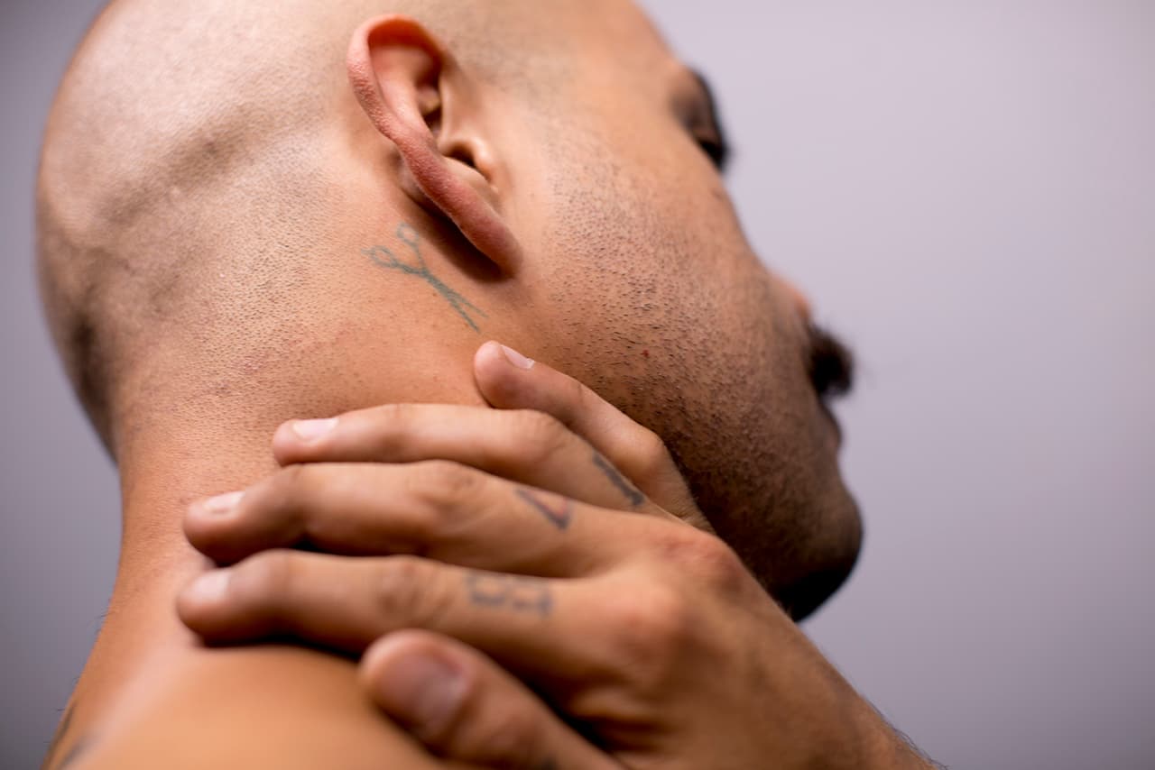 "Tengo escrito en braille
<i>‘</i>supercalifragilisticoexpialidocious
<i>’</i>. Me gusta que cuando me preguntan qué dice, se rían con la respuesta. Eso es parte de mí, que mis tatuajes causen risa. No sé cuántos tengo en total: son entre 15 y 19. Mi tatuadora siempre ha sido la misma, Georgina. Los dos comenzamos al mismo tiempo nuestras carreras. Mi tatuaje favorito es el que me hice en la espalda: ‘Refugio’, es el nombre de mi mamá", reitera Manuel.
<br>