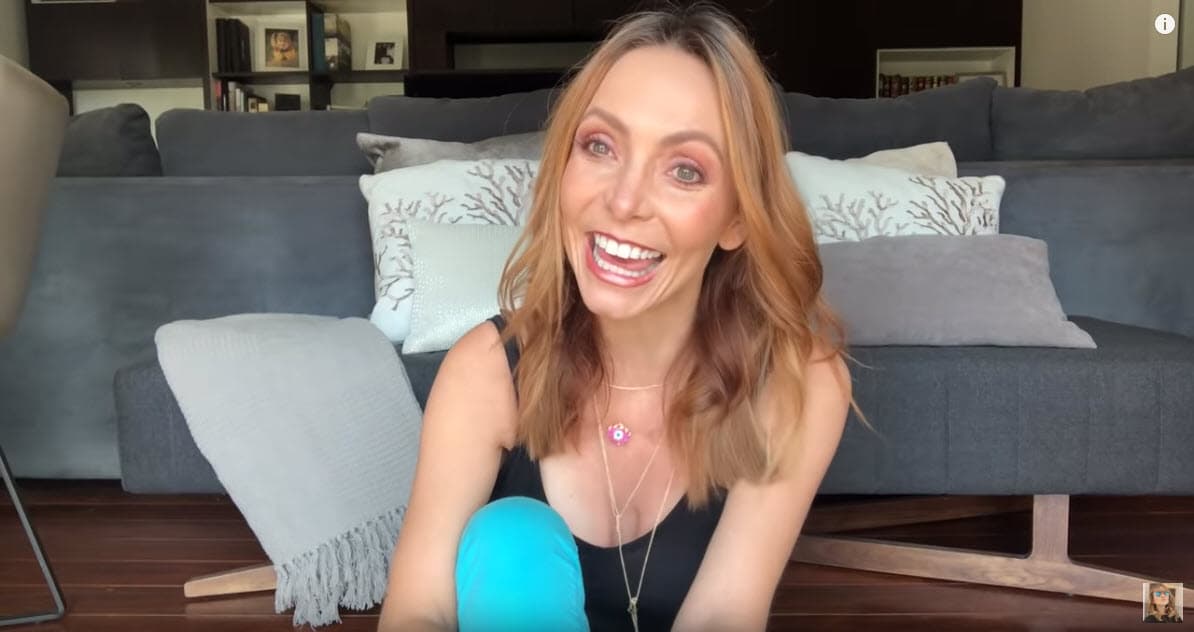 Erika preparó un video que publicó en su canal de 
<a href="https://www.youtube.com/watch?v=btqX8O8ZsRI&feature=youtu.be" target="_blank">You Tube</a> para dar todos los detalles de esta nueva etapa que comienza a vivir: "Ya no puedo esconder más este secreto, ya la felicidad quiero desbordarla y gritarla a los cuatro vientos, estoy que no quepo de la alegría, y pues sí, 
<b>estoy embarazada</b> y voy a ser mamá".
<br>