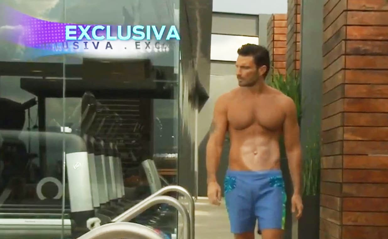El actor compartió el video donde se puede ver que sí tiene ombligo.