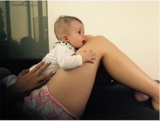 Zuria Vega disfruta los capítulos de la telenovela que protagoniza, 'Mi marido tiene familia' acompañada de su hija Lua.