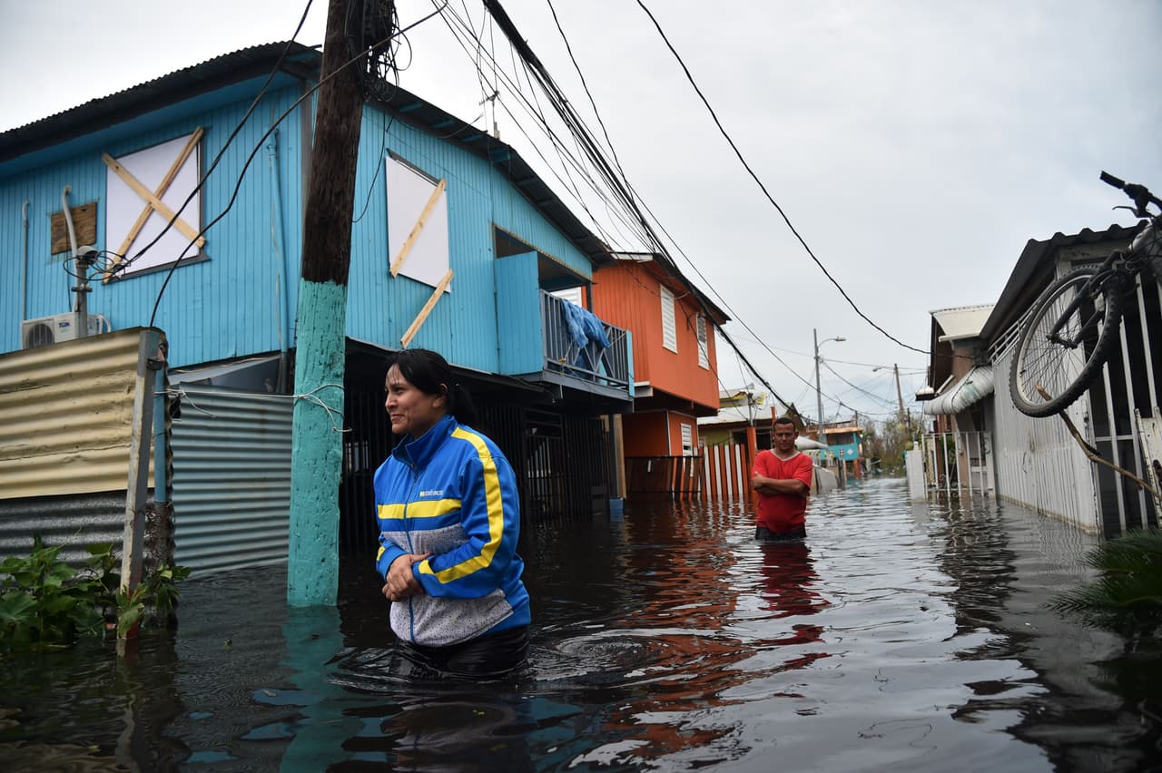 Residentes del vecindario inundado Juana Matos, en el municipio Cataño al norte de la isla.