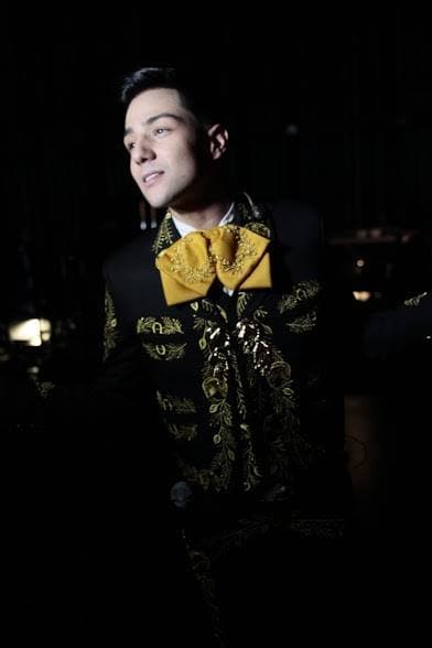 Luis Coronel es un defensor de la música regional mexicana y creció escuchando temas de ranchero, herencia y gusto de sus padres.