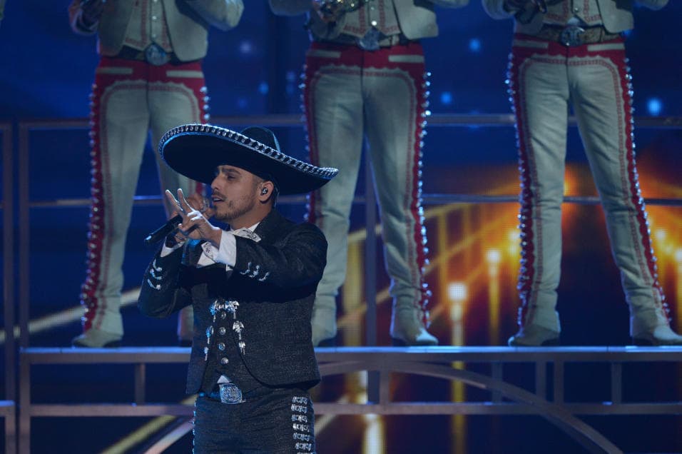 El cantautor sinaloense asegura que para portar el traje de charro debe uno sentir el amor a las raíces, a la música mexicana y sobre todo a la patria.