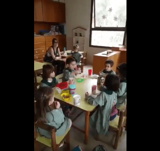 <b>Mi día preferido de la semana </b>
<br>El niño que protagoniza 
<a href="https://twitter.com/Flantasma1/status/908405690095554561?ref_src=twsrc%5Etfw&ref_url=http%3A%2F%2Fwww.huffingtonpost.es%2F2017%2F09%2F16%2Fun-nino-triunfa-en-twitter-con-esta-guarra-confesion_a_23211480%2F">este vídeo</a> saltó a la fama en septiembre, cuando 
<a href="https://twitter.com/Flantasma1">un usuario lo colgó en Twitter</a>. El motivo es la respuesta que da a su maestra cuanto esta le pregunta por su día preferido de la semana. "El viernes", responde. "¿Por qué?", incide la maestra. "¡No me baño!" grita emocionado.