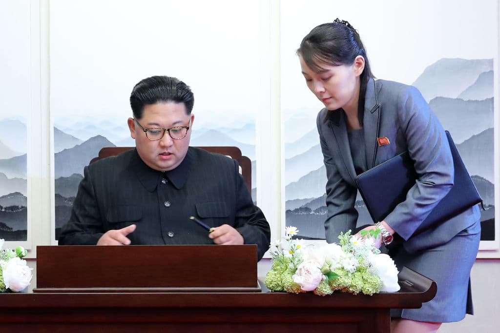 La favorita, según los analistas políticos y los medios internacionales sería su hermana menor
<b>Kim Yo Jong</b>.