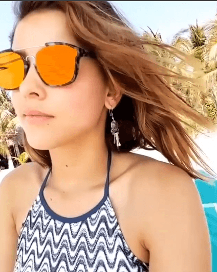 El bikini halter es uno de sus favoritos y puedes acompañarlo con accesorios como lentes de sol y aretes.
