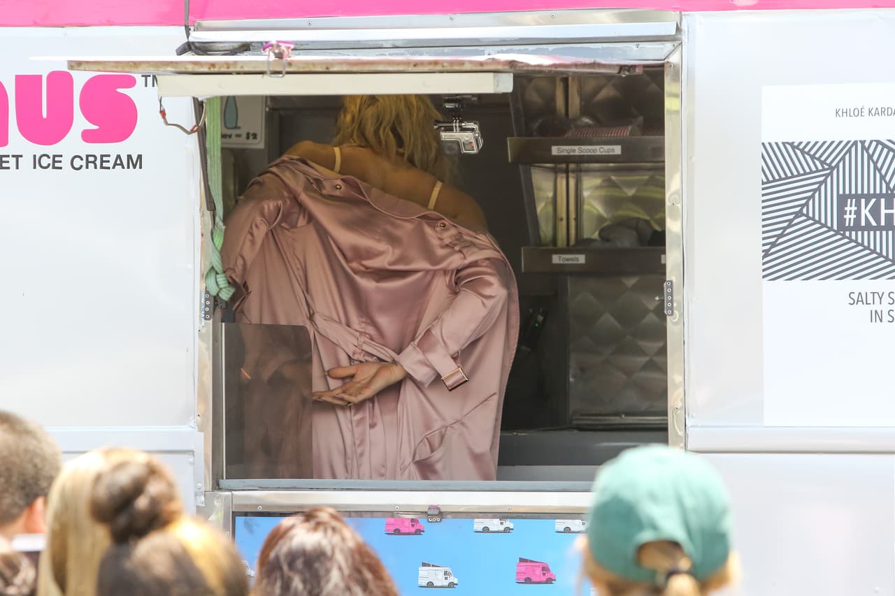 Se quitó su gabardina y se puso manos a la obra.